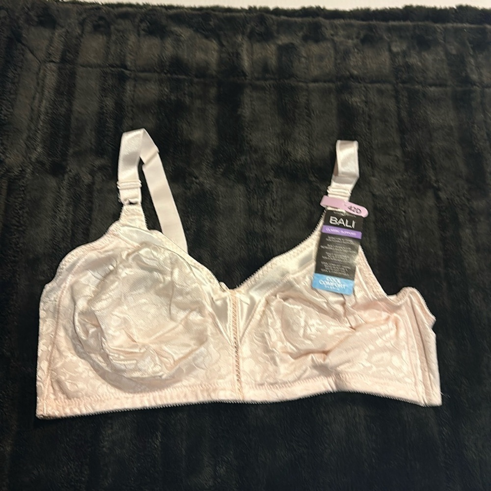 NWT Bali Classic support cool comfort 42D light pink bra w adjustable straps